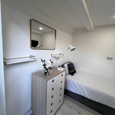 Lovely Ensuite Room In Corby Rockingham Bagian luar foto