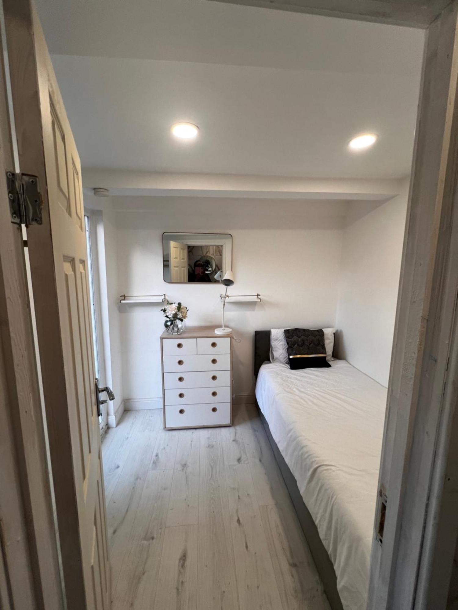 Lovely Ensuite Room In Corby Rockingham Bagian luar foto