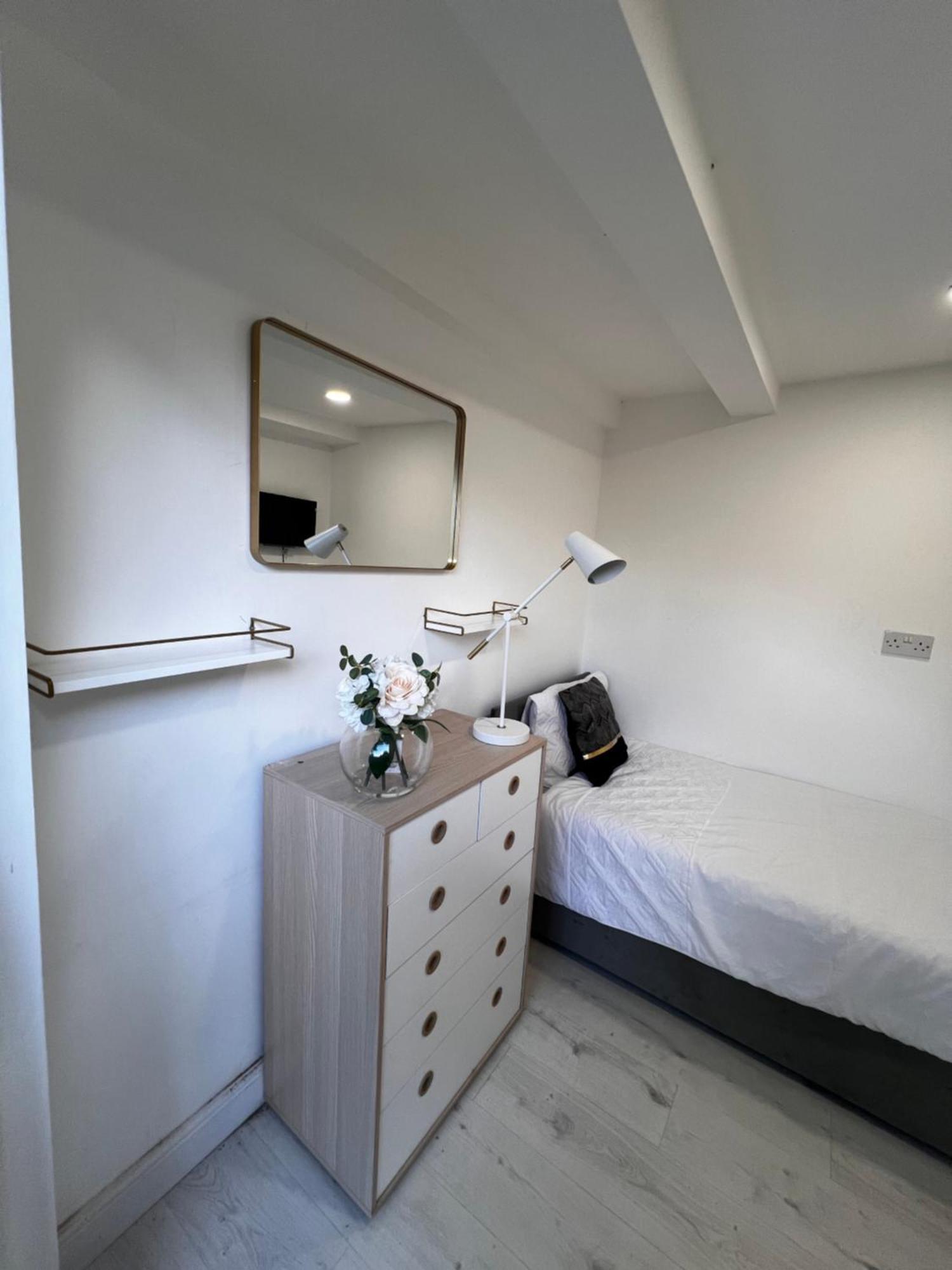 Lovely Ensuite Room In Corby Rockingham Bagian luar foto