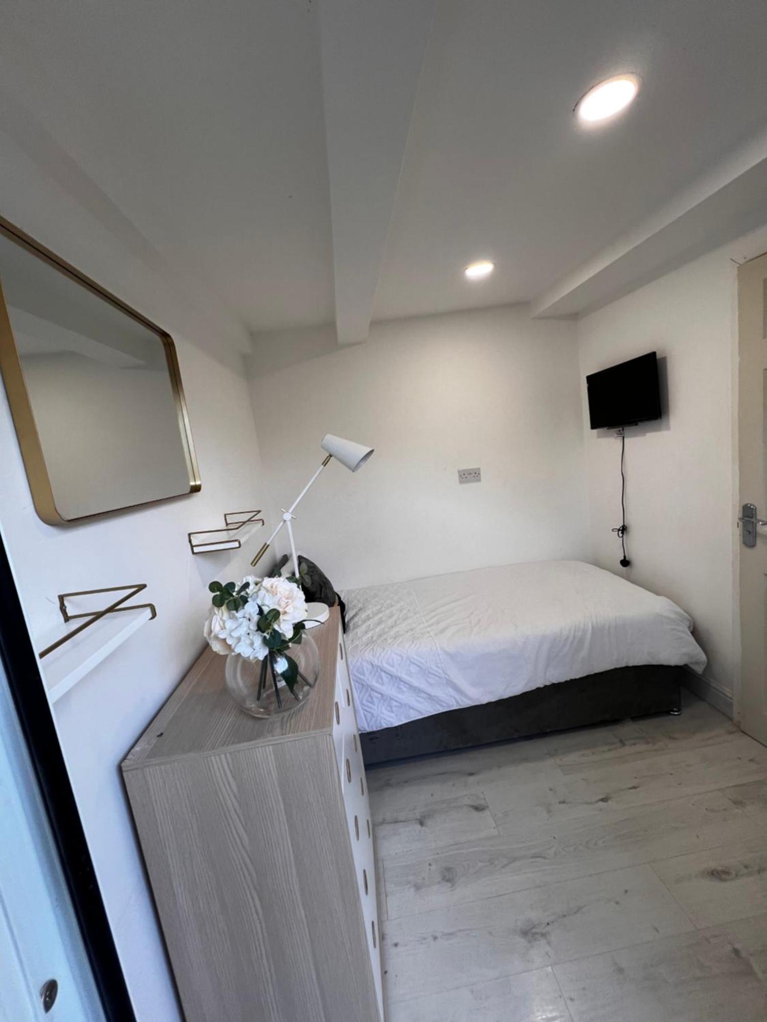 Lovely Ensuite Room In Corby Rockingham Bagian luar foto