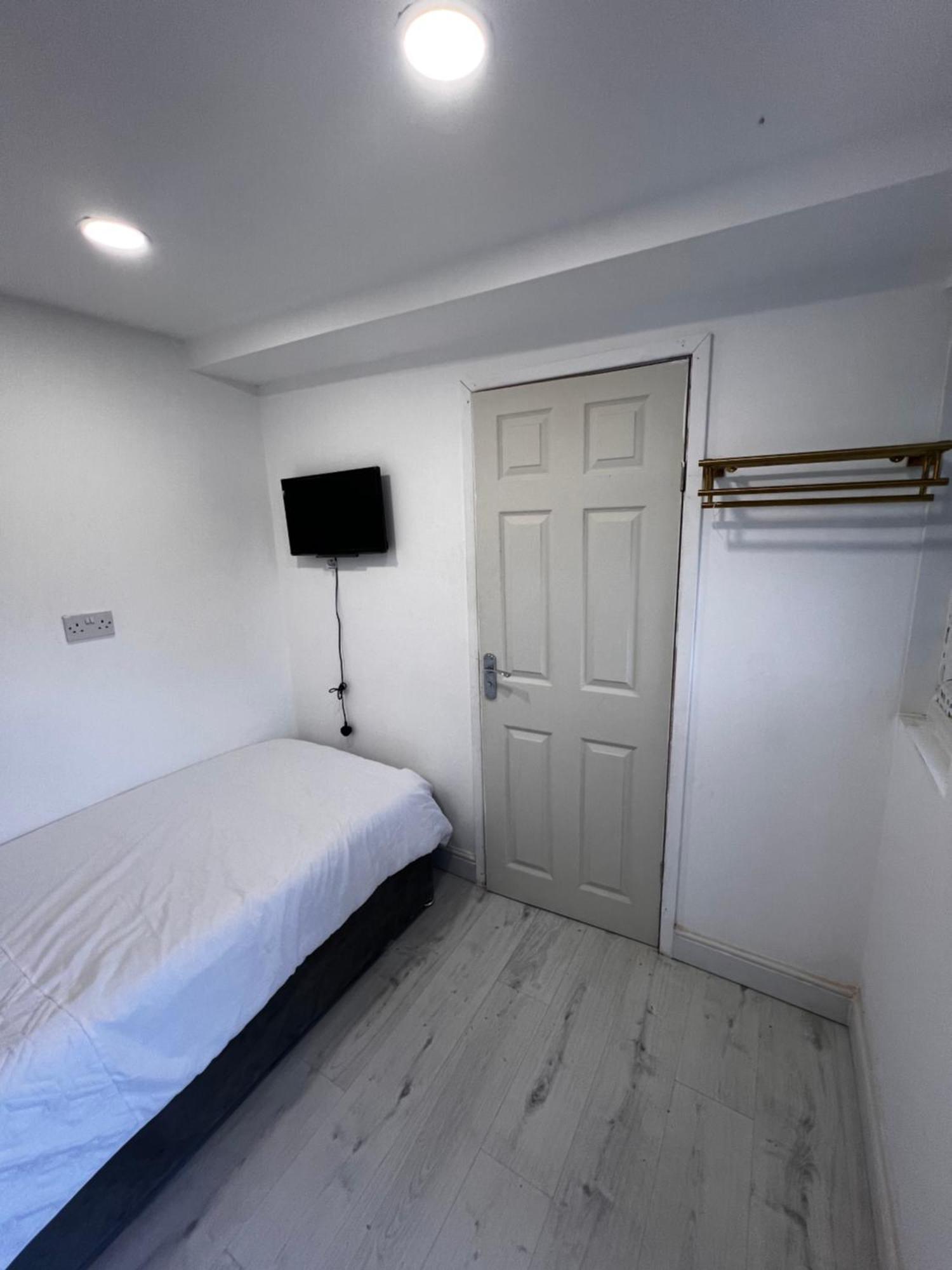 Lovely Ensuite Room In Corby Rockingham Bagian luar foto